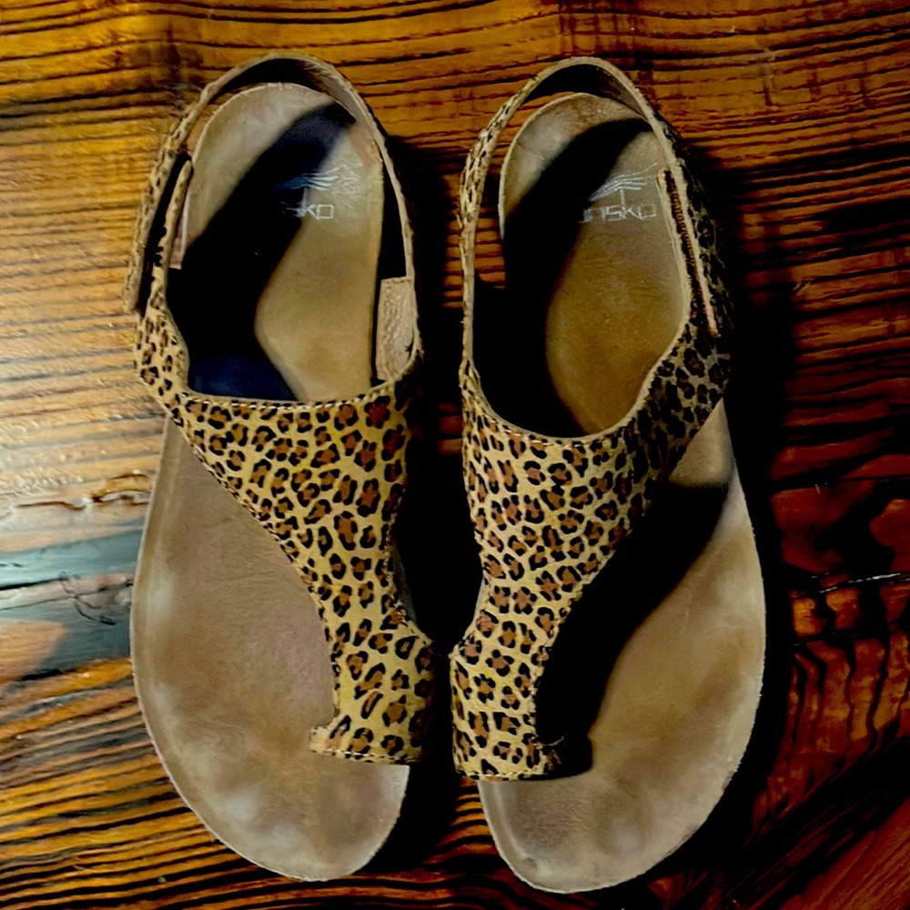Super cute and comfy Dansko size 39 sandals with Velcro back.